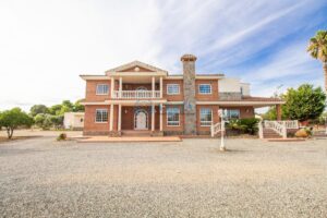 PROPIEDAD ÚNICA DE DISEÑO Y AMPLITUD EN UN ENTORNO PRIVILEGIADO