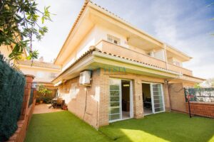 CHALET PAREADO CON JARDÍN Y CERCA DE LA PLAYA DE CAMBRILS