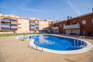 PISO AMPLIO CON PARKING Y PISCINA COMUNITARIA EN CAMPCLAR