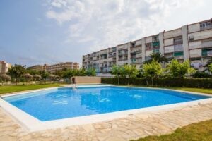 UN ESTUDIO EN LA PINEDA DONDE EL VERANO EMPIEZA AL ABRIR LA VENTANA